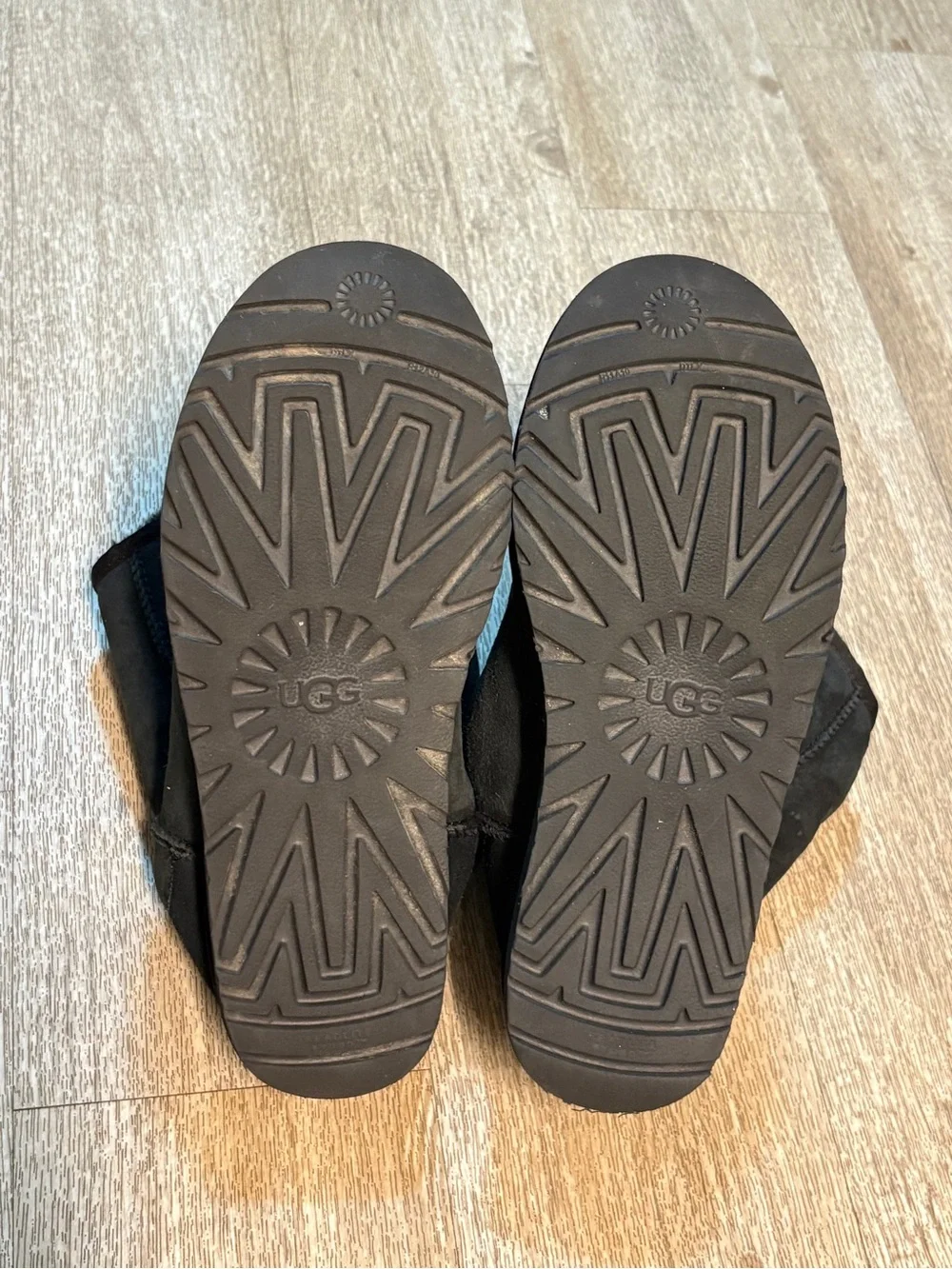 UGG CLASSIC SHORT BLACK GRAPHIC LOGO SIZE 10